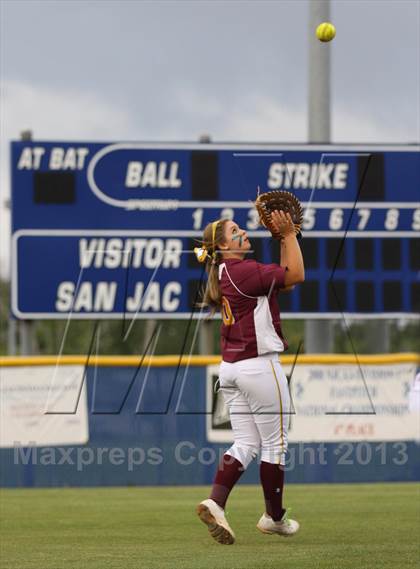 Thumbnail 2 in Deer Park vs Dobie (UIL 5A Bi-District Playoff) photogallery.