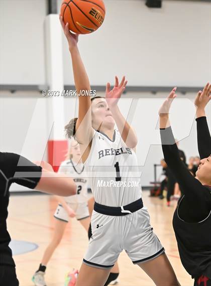 Thumbnail 2 in Columbine vs. Bishop Alemany (Nike Tournament of Champions) photogallery.