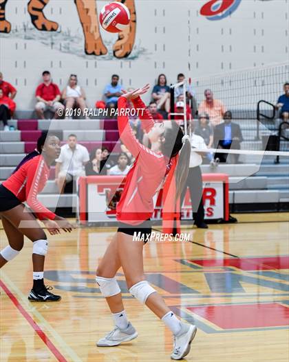 Thumbnail 2 in Alief Hastings vs. Fort Bend Travis photogallery.