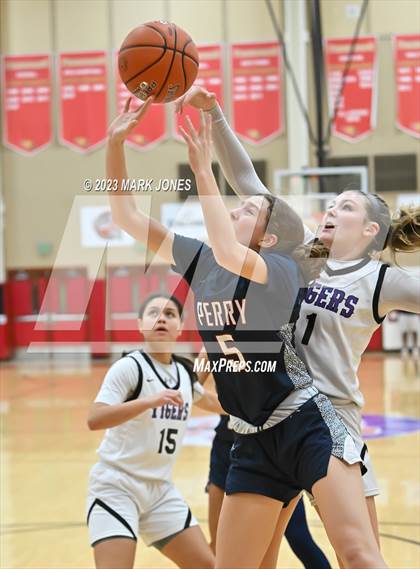 Thumbnail 3 in Perry vs. Millennium (Hoophall West Invitational) photogallery.