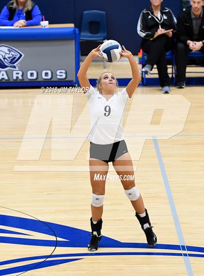 Thumbnail 2 in Moody vs. Lindsay (UIL 2A Regional Semifinal) photogallery.