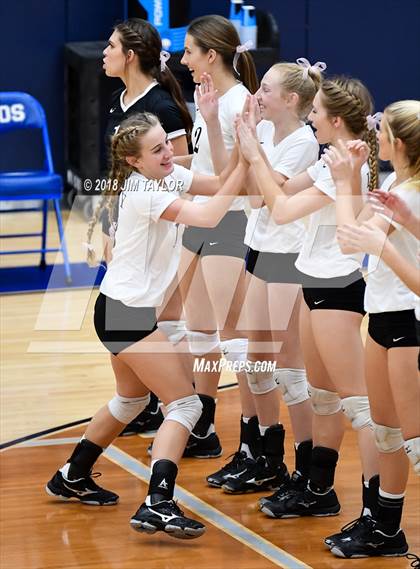 Thumbnail 2 in Moody vs. Lindsay (UIL 2A Regional Semifinal) photogallery.