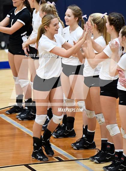 Thumbnail 1 in Moody vs. Lindsay (UIL 2A Regional Semifinal) photogallery.