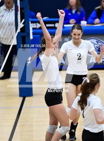 Thumbnail 2 in Moody vs. Lindsay (UIL 2A Regional Semifinal) photogallery.