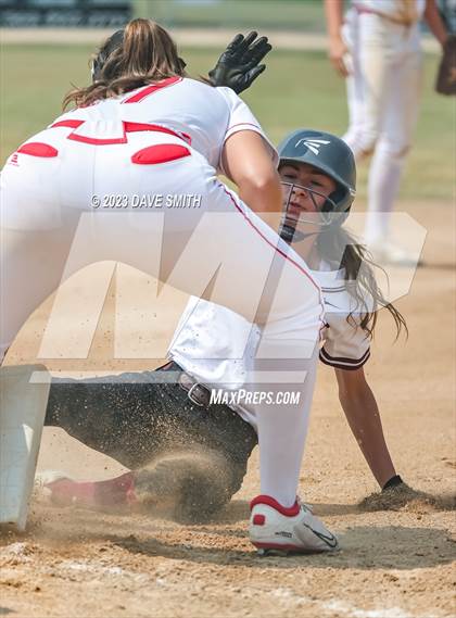 Thumbnail 3 in Independence vs Davenport West (West Delaware Invitational) photogallery.