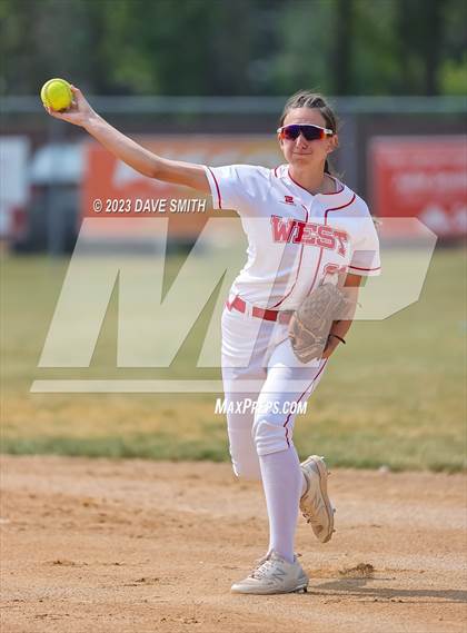 Thumbnail 2 in Independence vs Davenport West (West Delaware Invitational) photogallery.