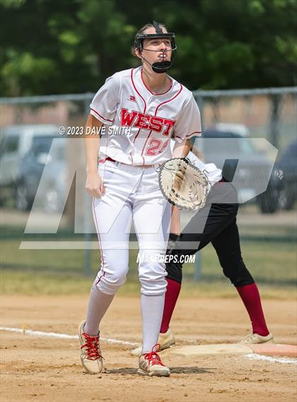Thumbnail 2 in Independence vs Davenport West (West Delaware Invitational) photogallery.