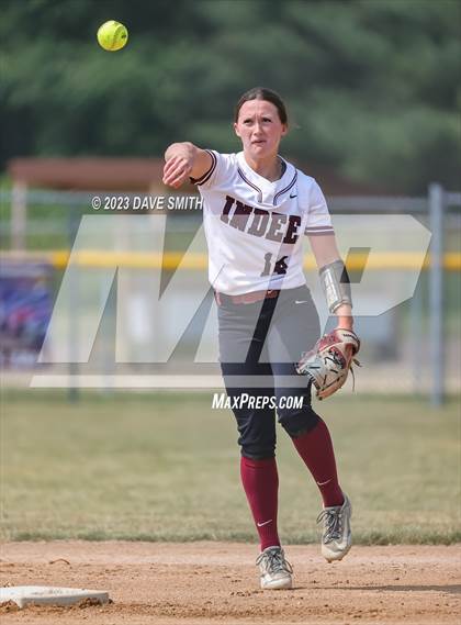 Thumbnail 3 in Independence vs Davenport West (West Delaware Invitational) photogallery.