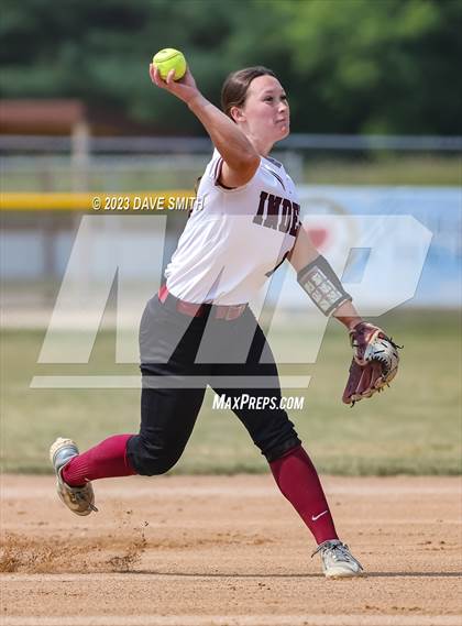 Thumbnail 3 in Independence vs Davenport West (West Delaware Invitational) photogallery.