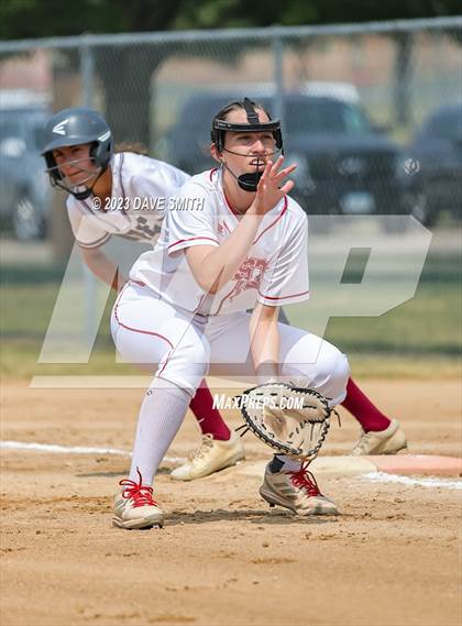 Thumbnail 3 in Independence vs Davenport West (West Delaware Invitational) photogallery.
