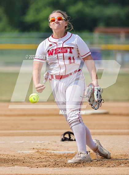 Thumbnail 1 in Independence vs Davenport West (West Delaware Invitational) photogallery.