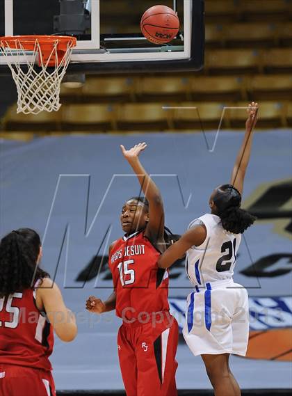 Thumbnail 3 in Regis Jesuit vs. Highlands Ranch (CHSAA 5A Final) photogallery.