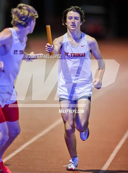 Thumbnail 1 in Eagle No Tax Relays (4x800M) photogallery.
