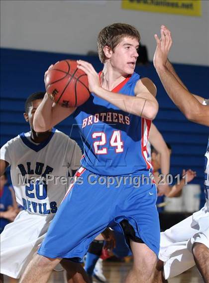 Thumbnail 3 in Christian Brothers vs. Davis (Les Curry Invitational) photogallery.