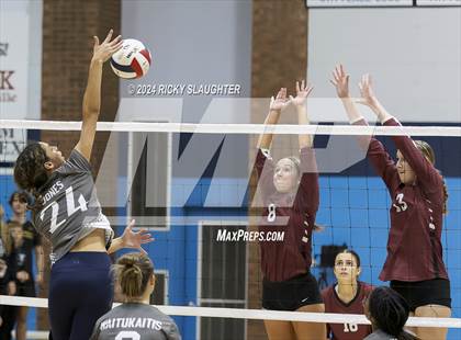 Thumbnail 2 in Belleville West vs. O'Fallon (IHSA 4A girls sectional) photogallery.