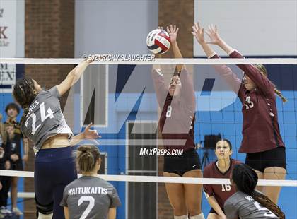 Thumbnail 3 in Belleville West vs. O'Fallon (IHSA 4A girls sectional) photogallery.