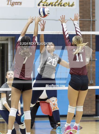 Thumbnail 1 in Belleville West vs. O'Fallon (IHSA 4A girls sectional) photogallery.