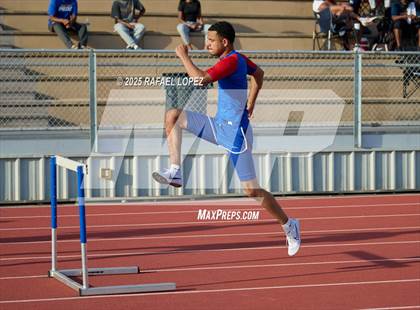 Thumbnail 2 in Panther Relays (300M Hurdles) photogallery.