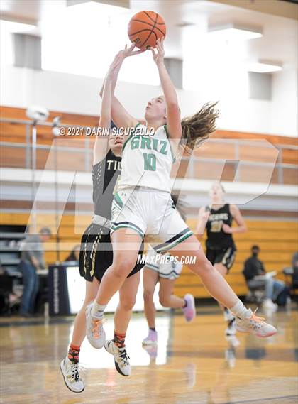 Thumbnail 2 in Canon City vs. ThunderRidge (Nike Tournament of Champions) photogallery.