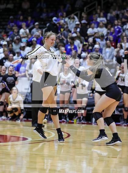 Thumbnail 3 in Bushland vs. Gunter (UIL Volleyball 3A Finals) photogallery.
