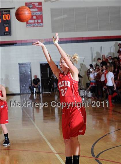 Thumbnail 3 in Colfax vs. Regis (WIAA D4 Regional Final) photogallery.