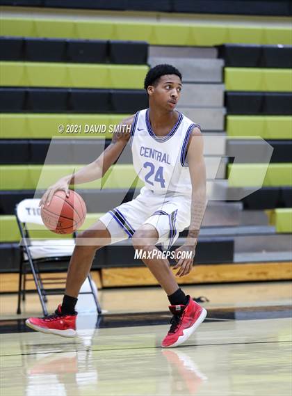 Thumbnail 3 in Central vs Lee's Summit (Summit Grill Shootout) photogallery.