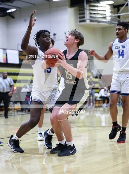 Thumbnail 3 in Central vs Lee's Summit (Summit Grill Shootout) photogallery.