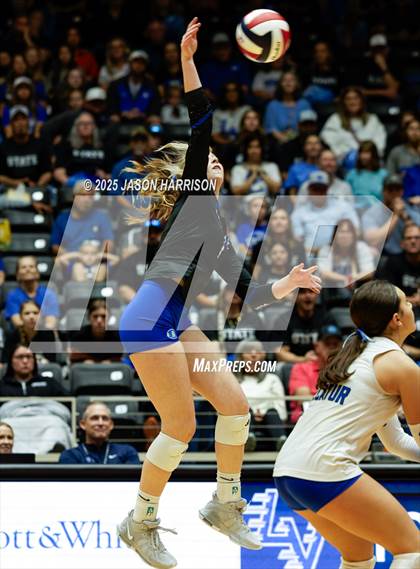 Thumbnail 3 in La Vernia vs. Decatur (UIL 4A D1 Volleyball Final) photogallery.