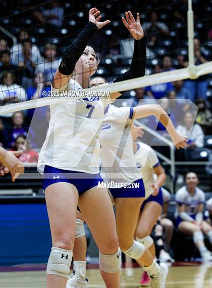 Thumbnail 2 in La Vernia vs. Decatur (UIL 4A D1 Volleyball Final) photogallery.