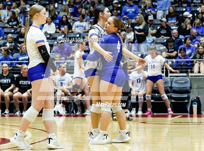 Thumbnail 3 in La Vernia vs. Decatur (UIL 4A D1 Volleyball Final) photogallery.