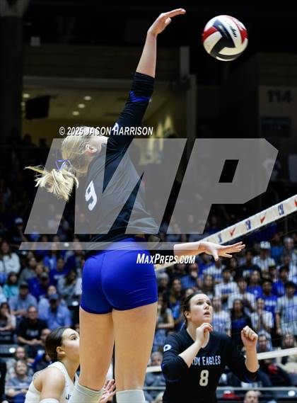 Thumbnail 2 in La Vernia vs. Decatur (UIL 4A D1 Volleyball Final) photogallery.