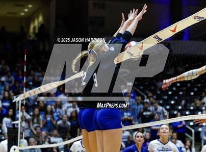 Thumbnail 3 in La Vernia vs. Decatur (UIL 4A D1 Volleyball Final) photogallery.
