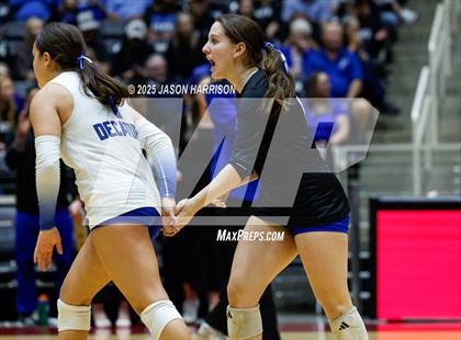 Thumbnail 3 in La Vernia vs. Decatur (UIL 4A D1 Volleyball Final) photogallery.