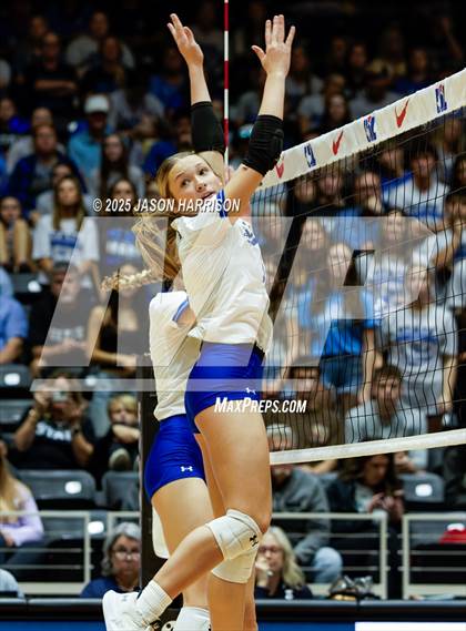 Thumbnail 3 in La Vernia vs. Decatur (UIL 4A D1 Volleyball Final) photogallery.