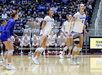 Thumbnail 3 in La Vernia vs. Decatur (UIL 4A D1 Volleyball Final) photogallery.