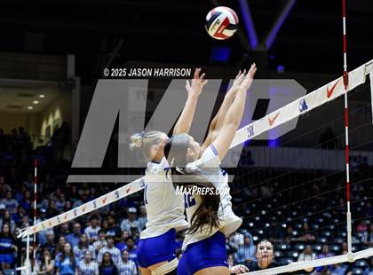 Thumbnail 3 in La Vernia vs. Decatur (UIL 4A D1 Volleyball Final) photogallery.