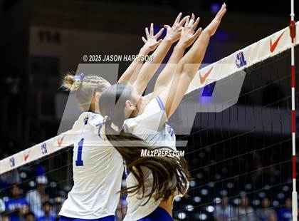 Thumbnail 2 in La Vernia vs. Decatur (UIL 4A D1 Volleyball Final) photogallery.