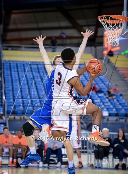 Thumbnail 2 in Eastside Catholic vs. Seattle Prep (WIAA 3A Playoff) photogallery.