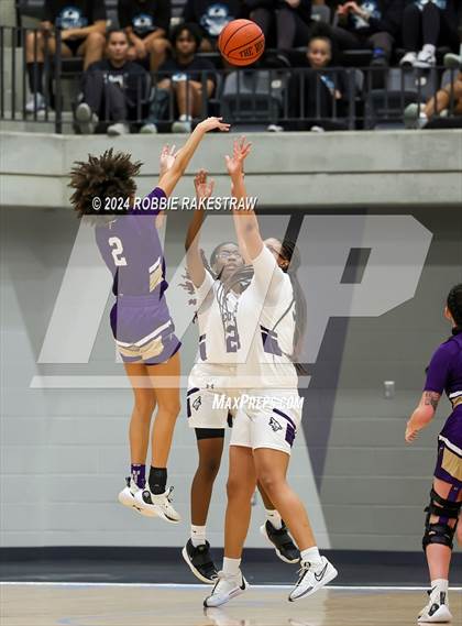 Thumbnail 1 in Anna vs. Alvarado (UIL 4A Area Playoff) photogallery.