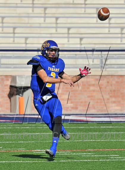 Thumbnail 1 in S & S Consolidated vs. Leonard (UIL 2A Regional Semifinal) photogallery.