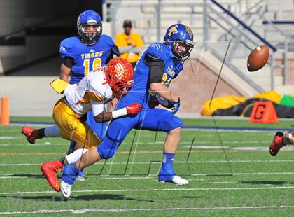 Thumbnail 1 in S & S Consolidated vs. Leonard (UIL 2A Regional Semifinal) photogallery.
