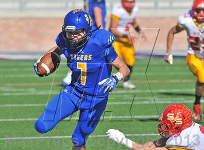 Thumbnail 2 in S & S Consolidated vs. Leonard (UIL 2A Regional Semifinal) photogallery.