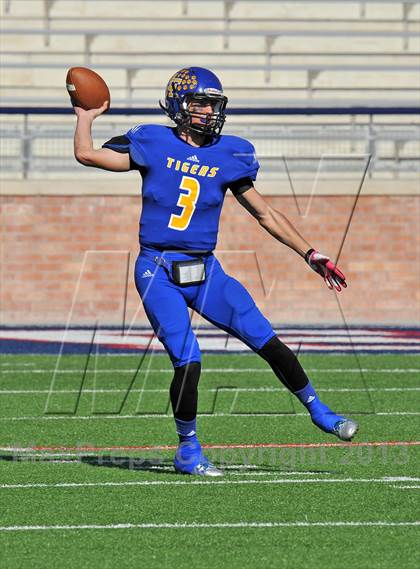 Thumbnail 3 in S & S Consolidated vs. Leonard (UIL 2A Regional Semifinal) photogallery.