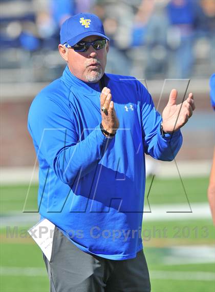 Thumbnail 3 in S & S Consolidated vs. Leonard (UIL 2A Regional Semifinal) photogallery.