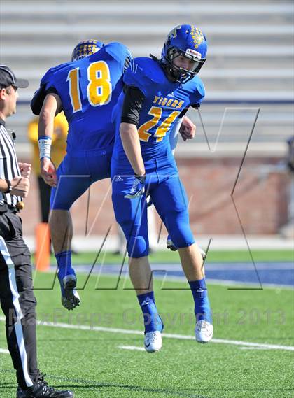Thumbnail 2 in S & S Consolidated vs. Leonard (UIL 2A Regional Semifinal) photogallery.