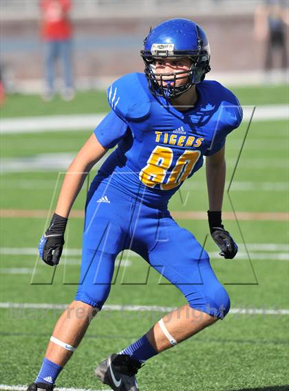 Thumbnail 2 in S & S Consolidated vs. Leonard (UIL 2A Regional Semifinal) photogallery.