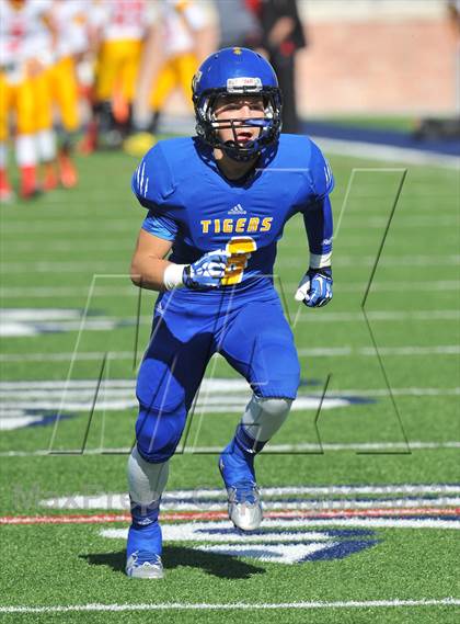Thumbnail 1 in S & S Consolidated vs. Leonard (UIL 2A Regional Semifinal) photogallery.