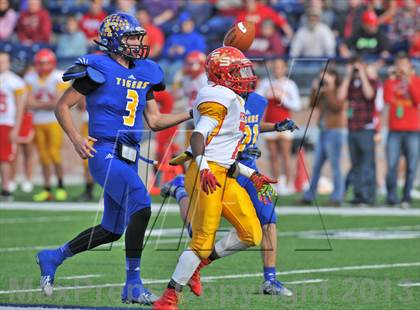 Thumbnail 1 in S & S Consolidated vs. Leonard (UIL 2A Regional Semifinal) photogallery.