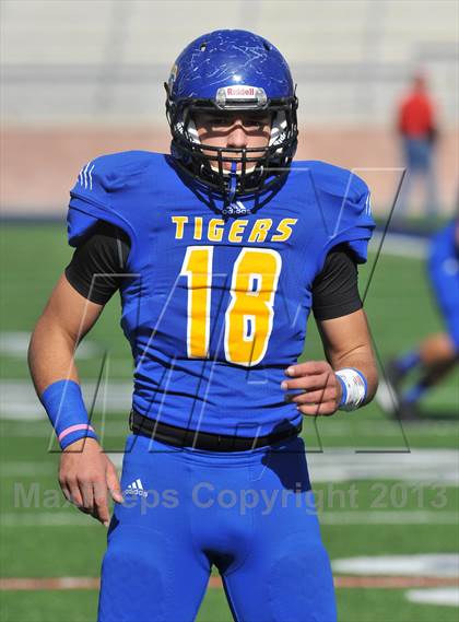 Thumbnail 2 in S & S Consolidated vs. Leonard (UIL 2A Regional Semifinal) photogallery.