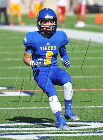 Thumbnail 2 in S & S Consolidated vs. Leonard (UIL 2A Regional Semifinal) photogallery.